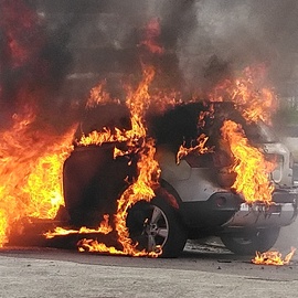 突然止まった車が燃えだしました(-_-;)
